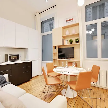 Cmg-parc Montsouris-arc De Triomphe-champs Elysées Appartement